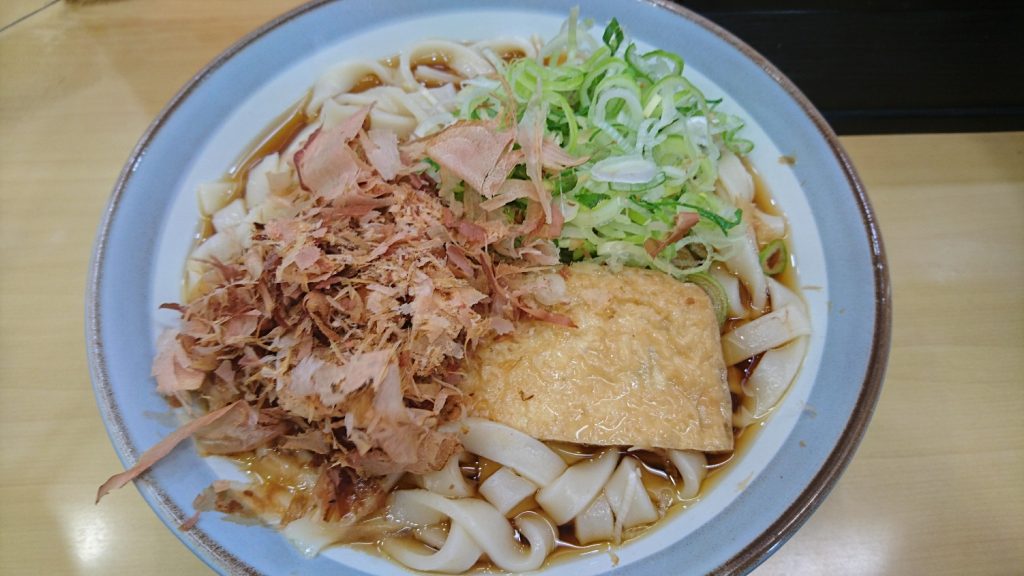 きしめんは名古屋駅のホームで食べるのがおすすめ！ちょっと熱く語るからその辺に座ってください